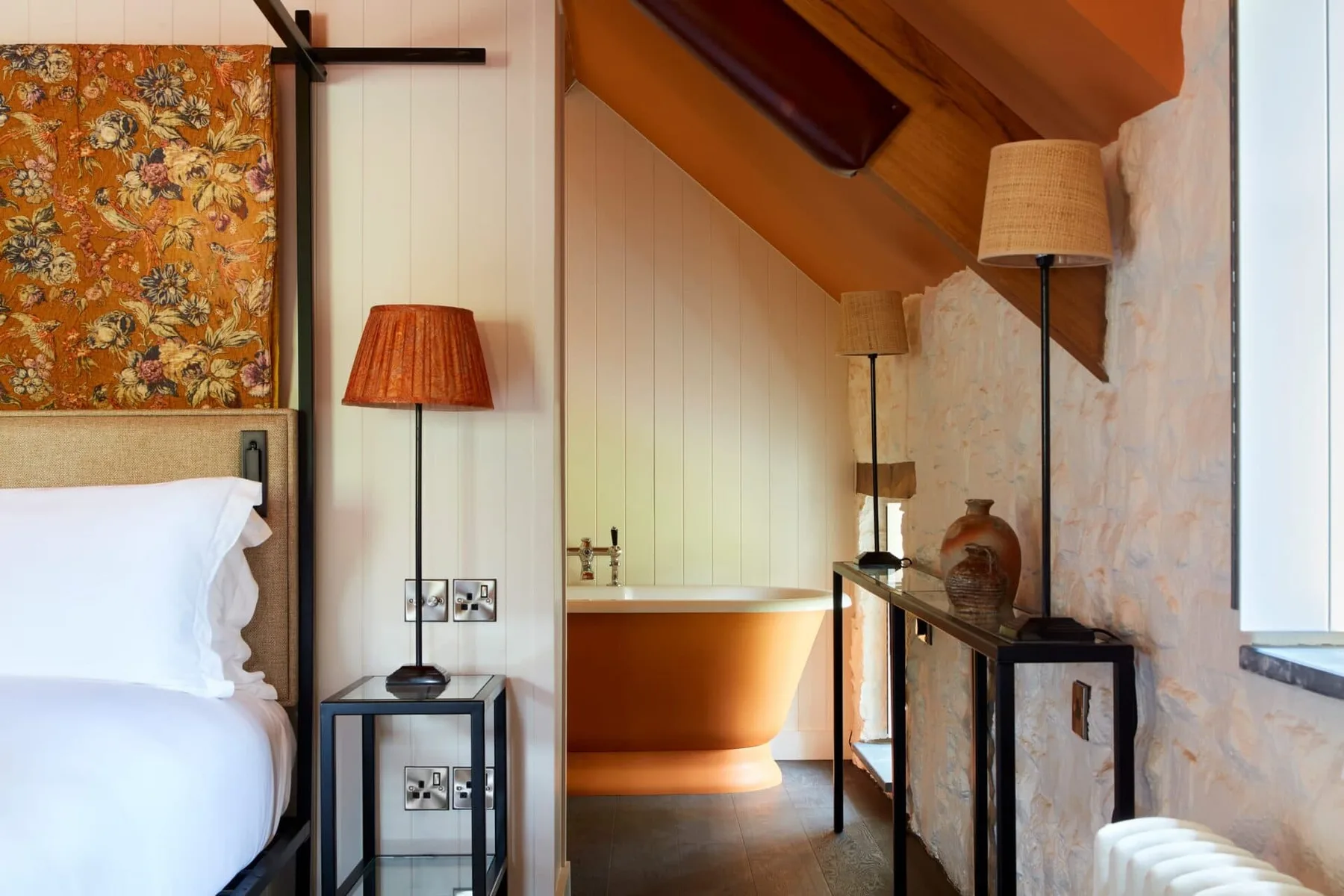 Dormitorio y baño en Grove