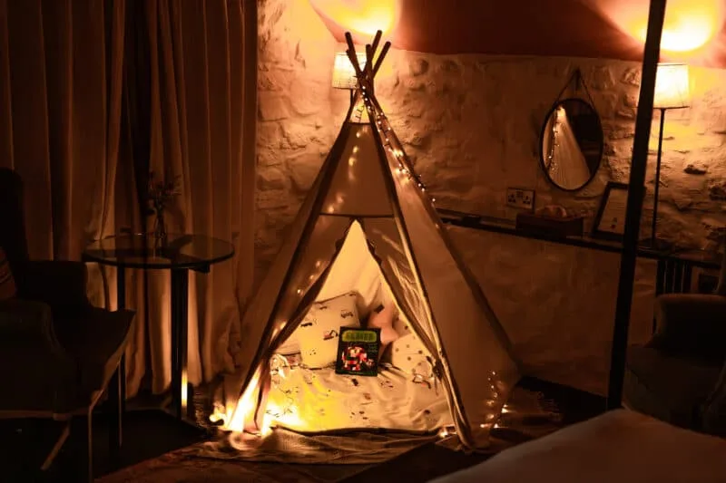 Dormitorio infantil con tipi y guirnaldas de luces