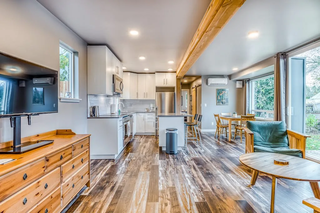 Una sala de estar diáfana con cocina, mesa de comedor y asientos.