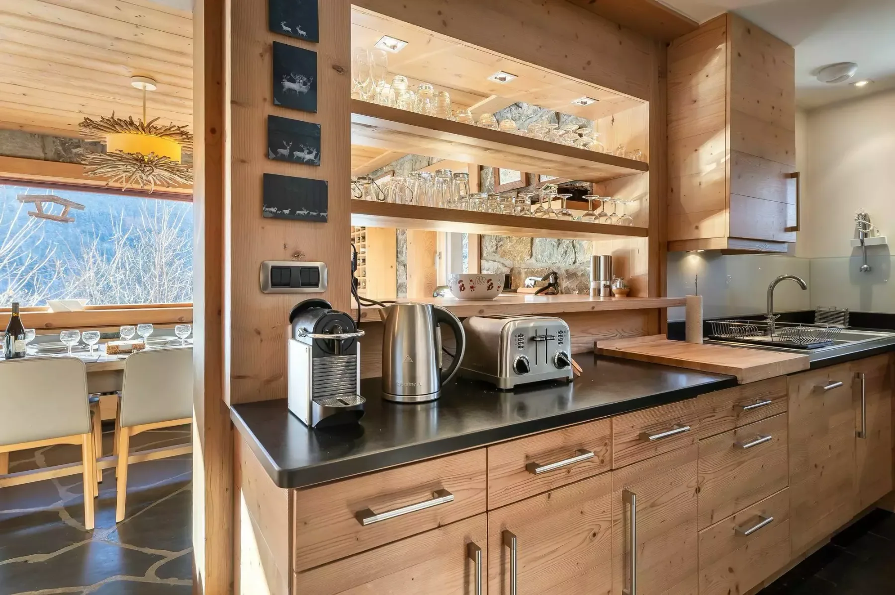 Una cocina revestida de madera con encimera, electrodomésticos y fregadero.