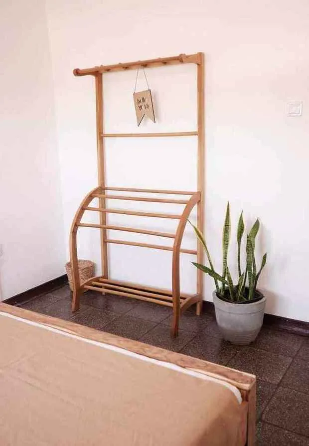 Perchero y detalle de la habitación
