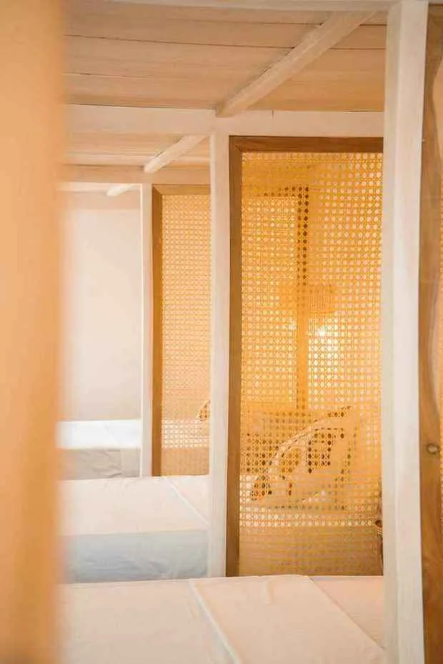 Paneles de caña para mayor privacidad entre las camas del dormitorio compartido