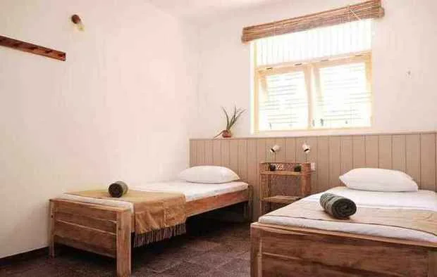 Habitación con dos camas individuales de teca