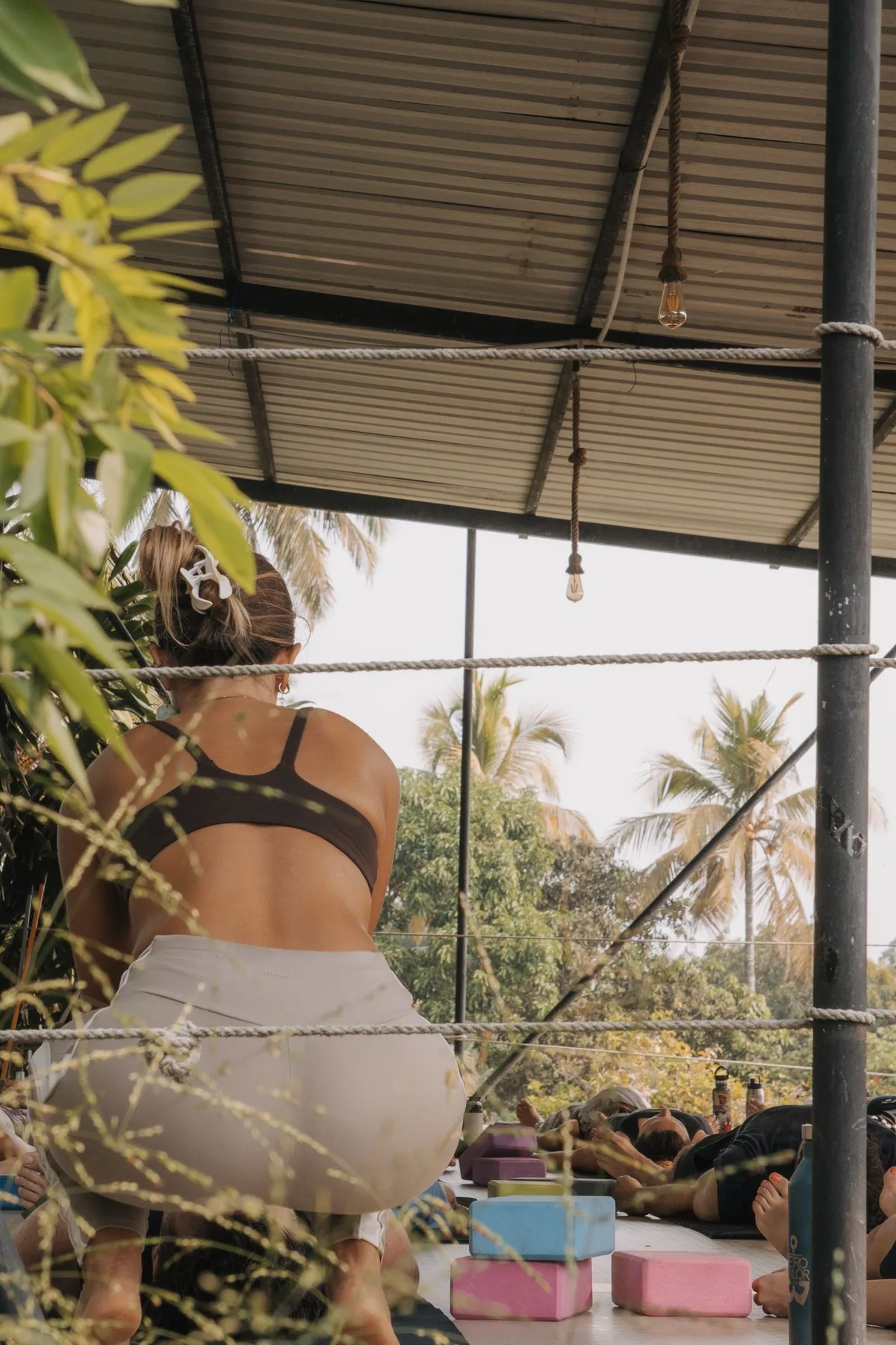 Instrucción de yoga en la shala