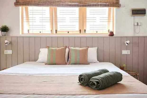 Cama king con cojines de rayas