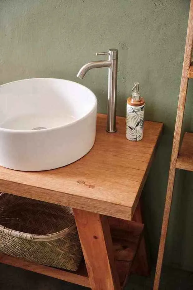 Baño privado integrado en la habitación con mueble de lavabo de teca