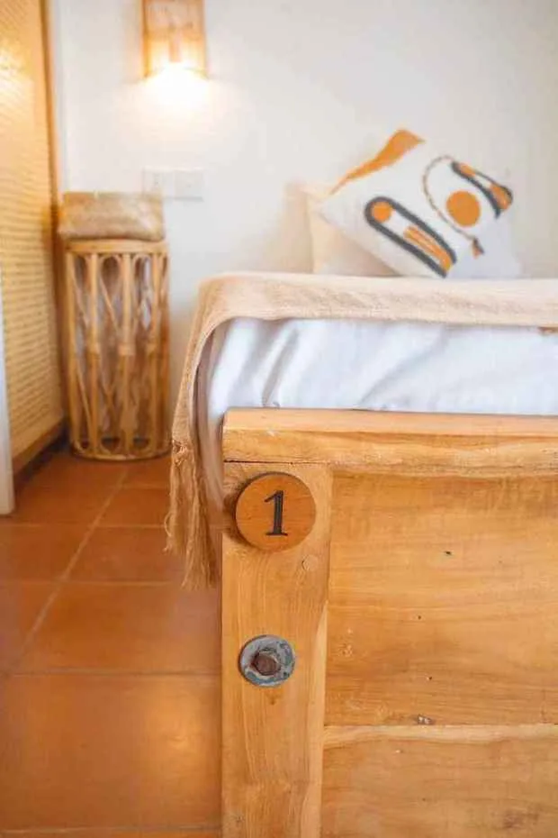 Camas numeradas de teca en dormitorio compartido