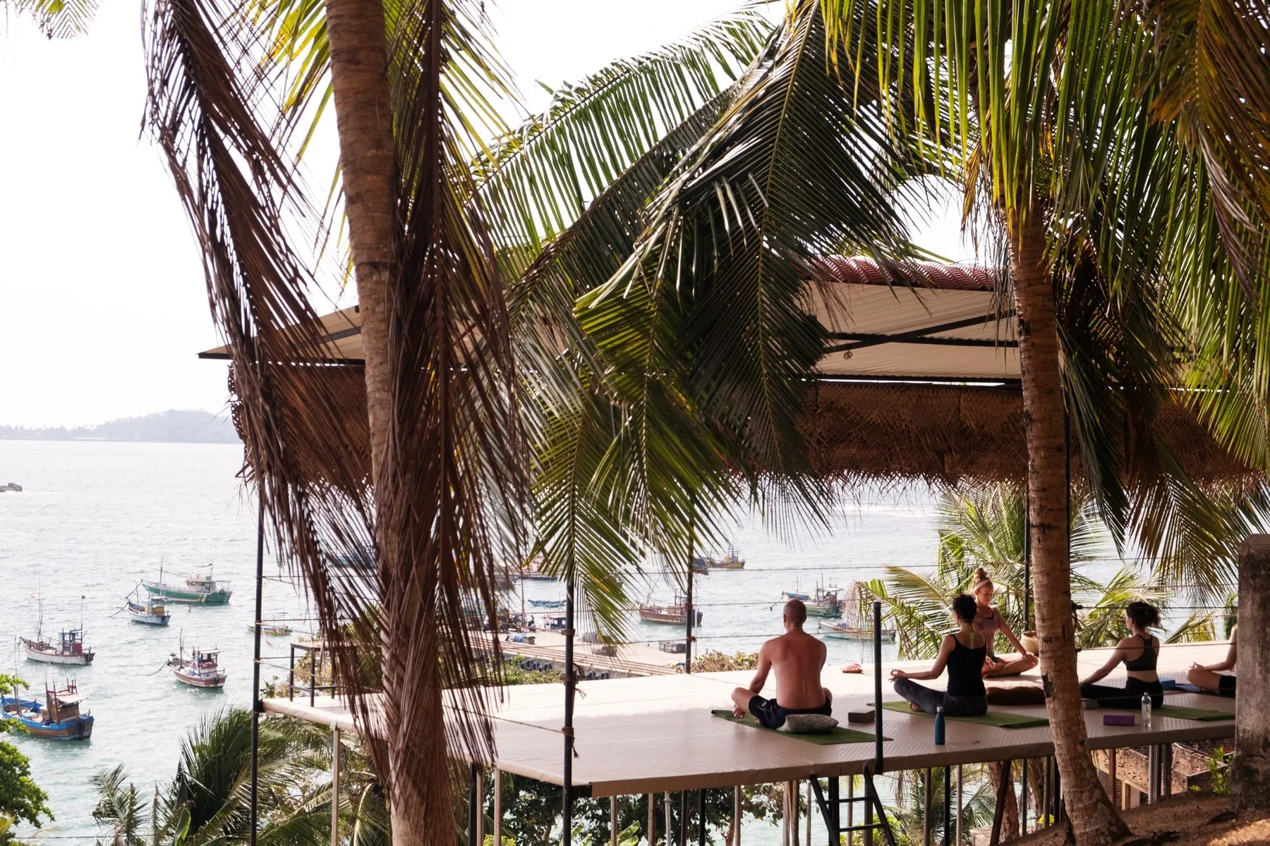 Meditación en la terraza de la shala sobre el puerto de Weligama