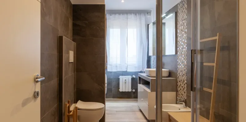 Un baño con inodoro, lavabo y ventana.