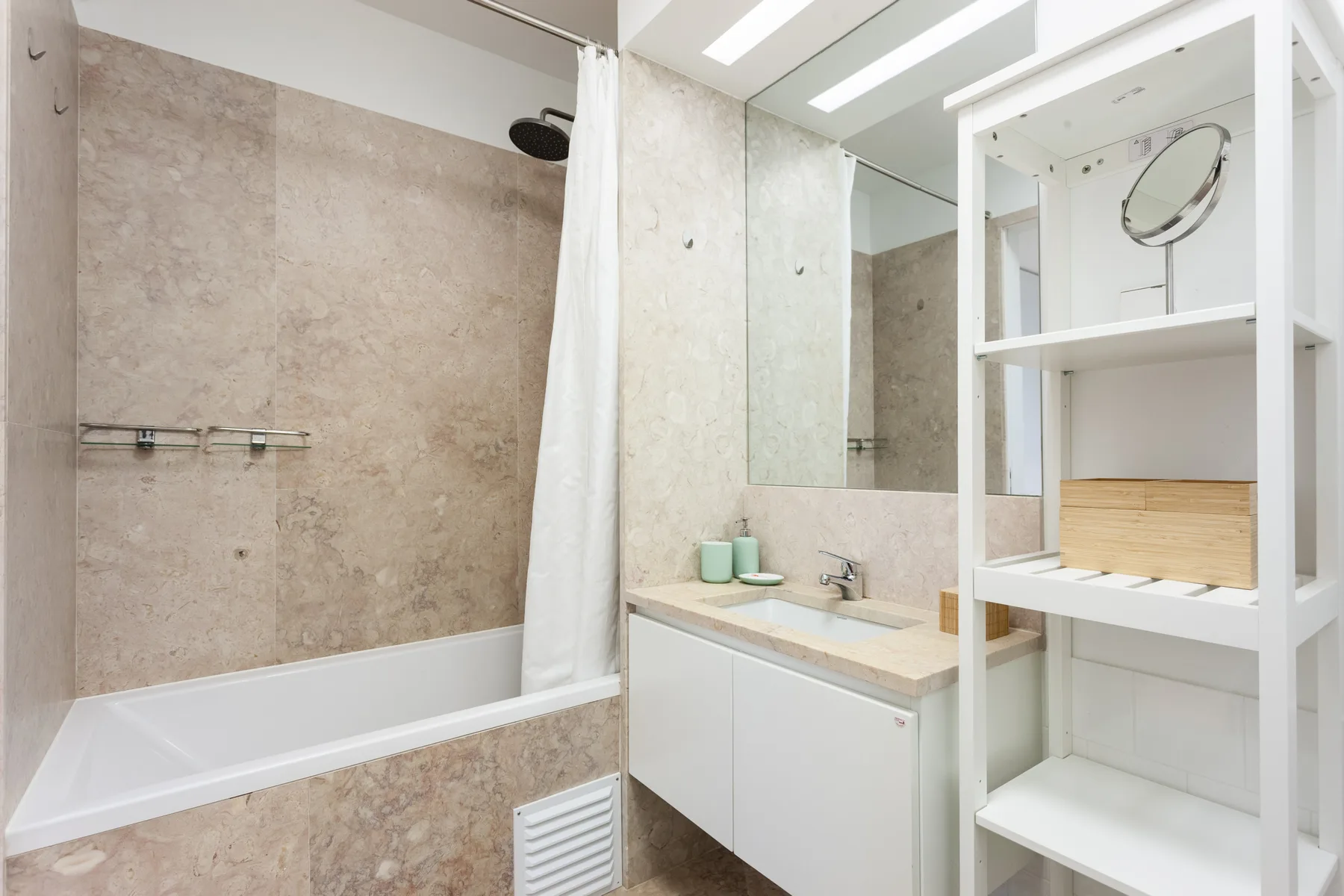 Un baño con bañera, cortina de ducha y lavabo.