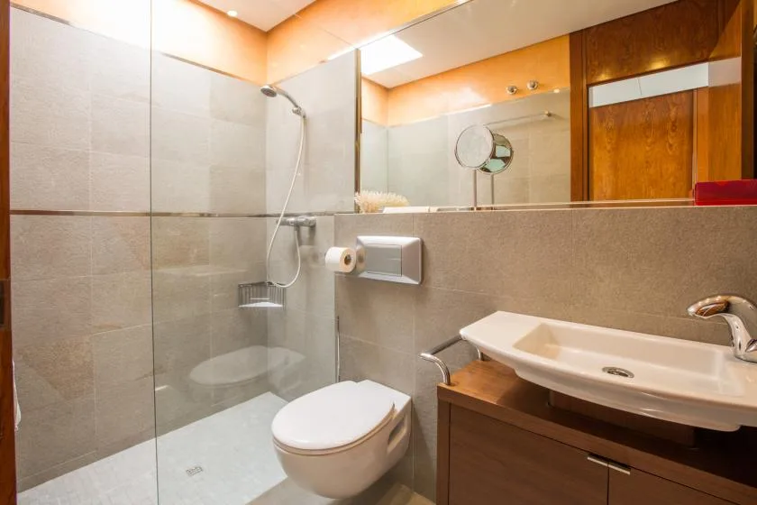 Un baño con ducha, inodoro y lavabo.