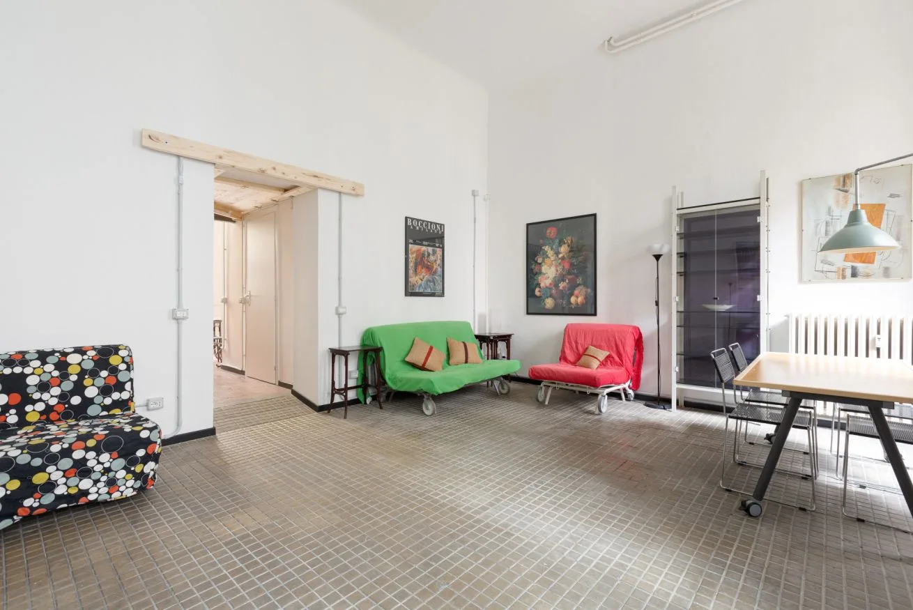 Una sala luminosa con asientos coloridos y una mesa de comedor.