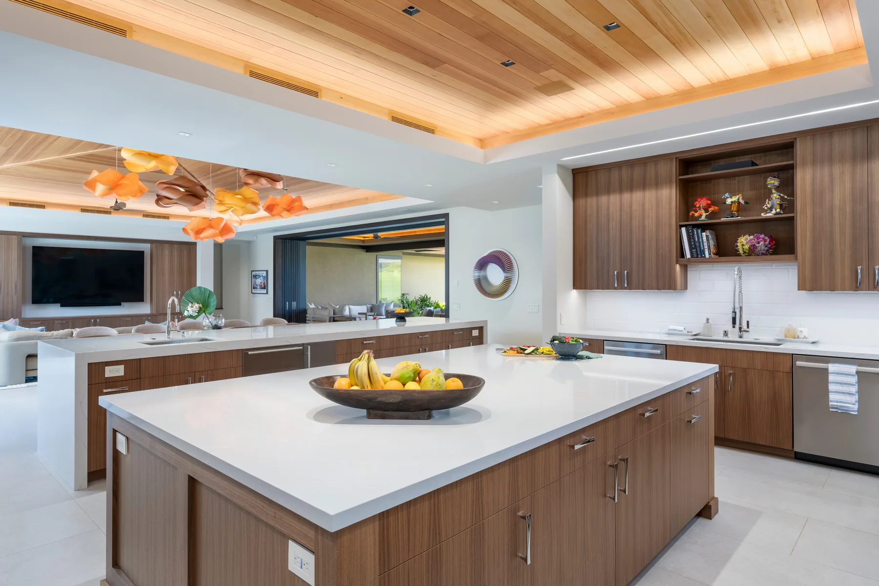 Una cocina amplia con una isla grande y gabinetes de madera.