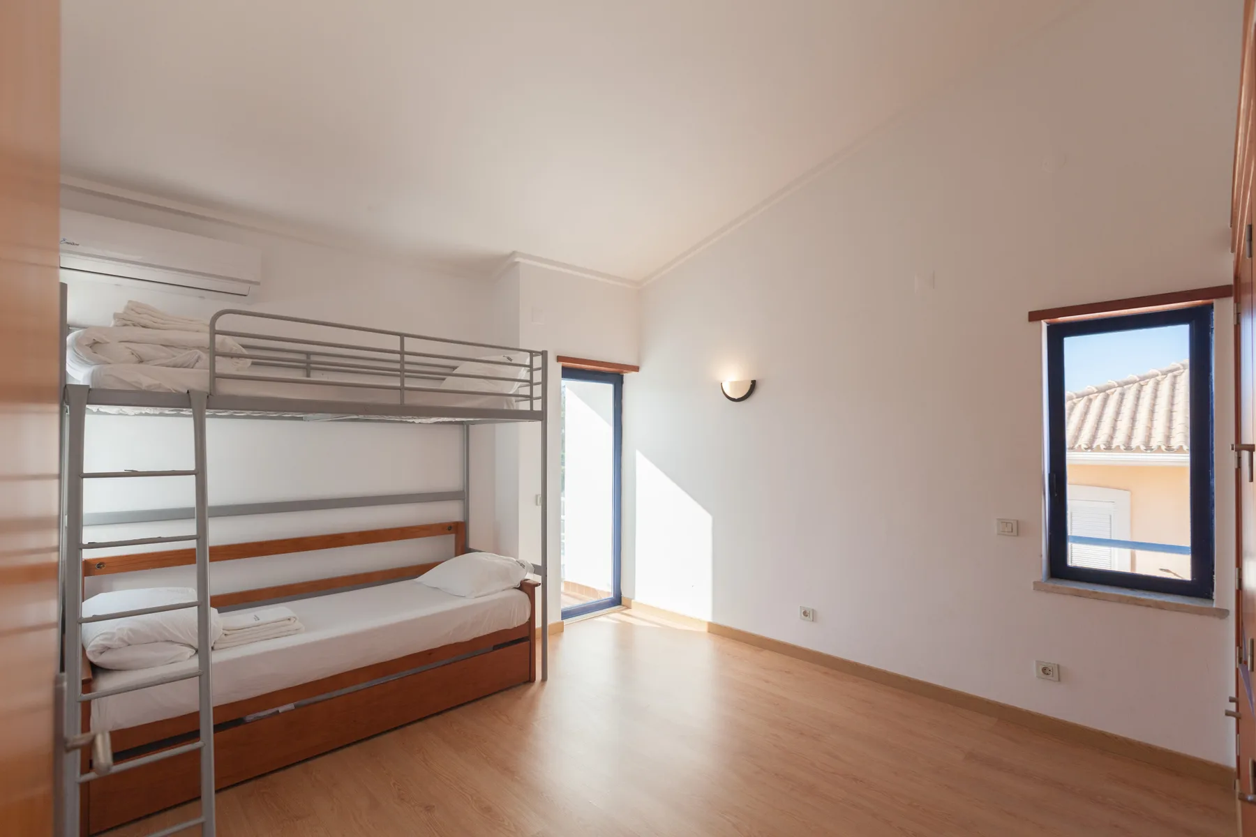 House in Charneca de Caparica - FLH Caparica Town House with Pool