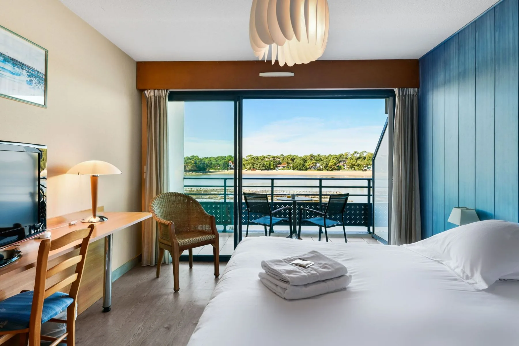 Double room overlooking the lake