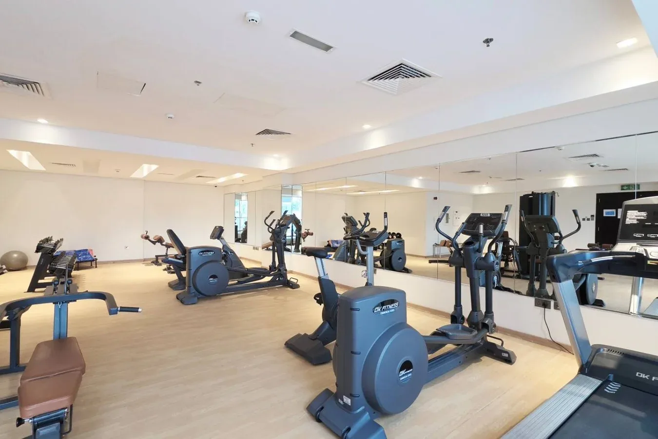 Un gimnasio con bicicletas estáticas y otros equipos de ejercicio.