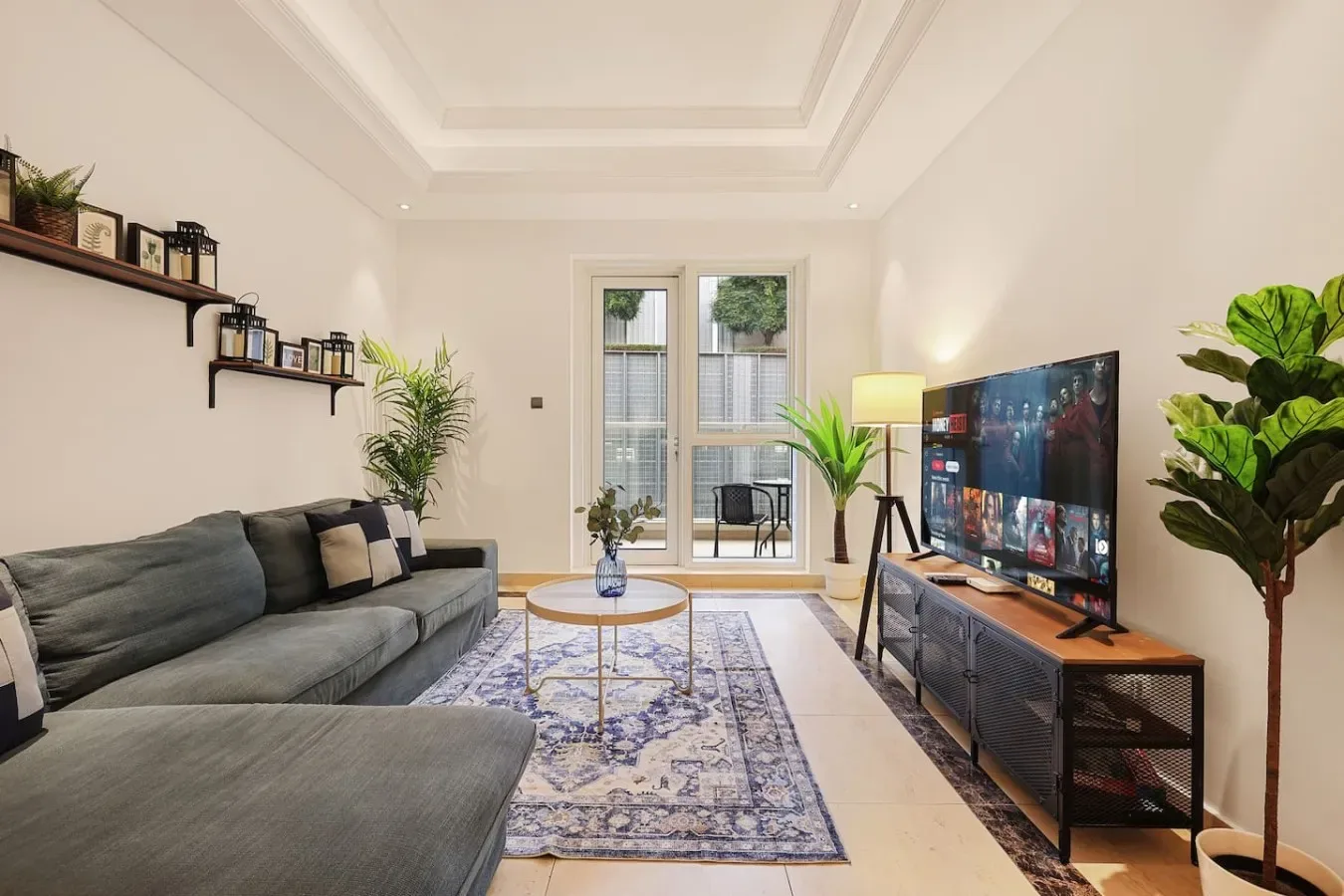 Una sala de estar con asientos, una mesa de centro y un televisor.