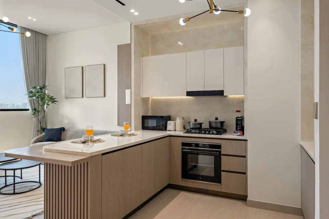 Una cocina moderna con encimera, placa de cocina y horno empotrado.
