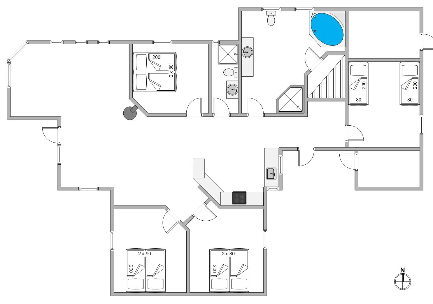 Un plano de una casa muestra varios dormitorios, baños y una zona central de estar.
