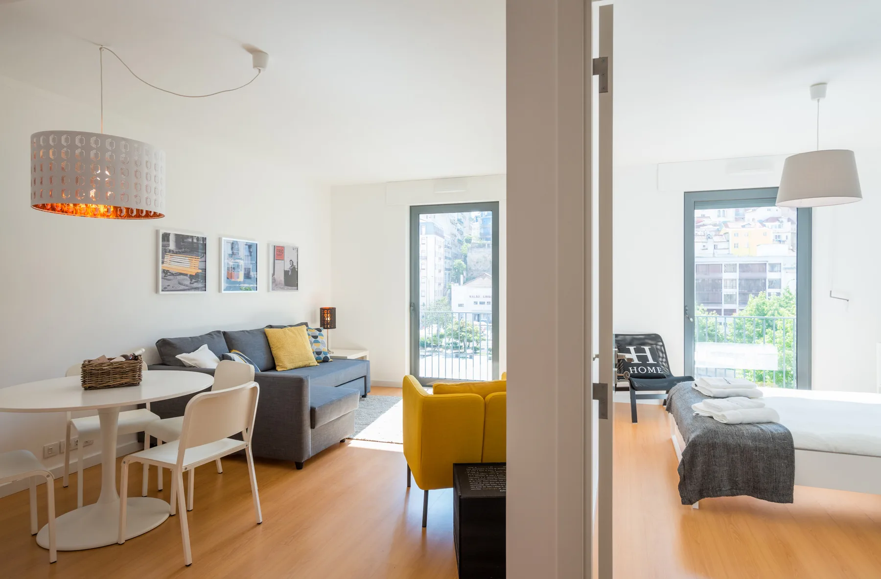 Una luminosa sala de estar con mesa de comedor, asientos y una ventana amplia.