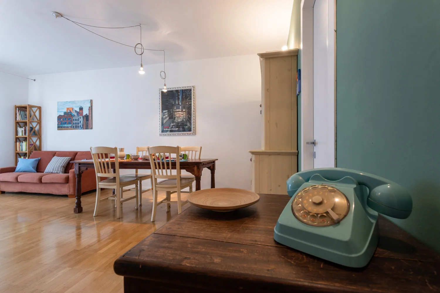 Una sala de estar y comedor con una mesa de madera y asientos.