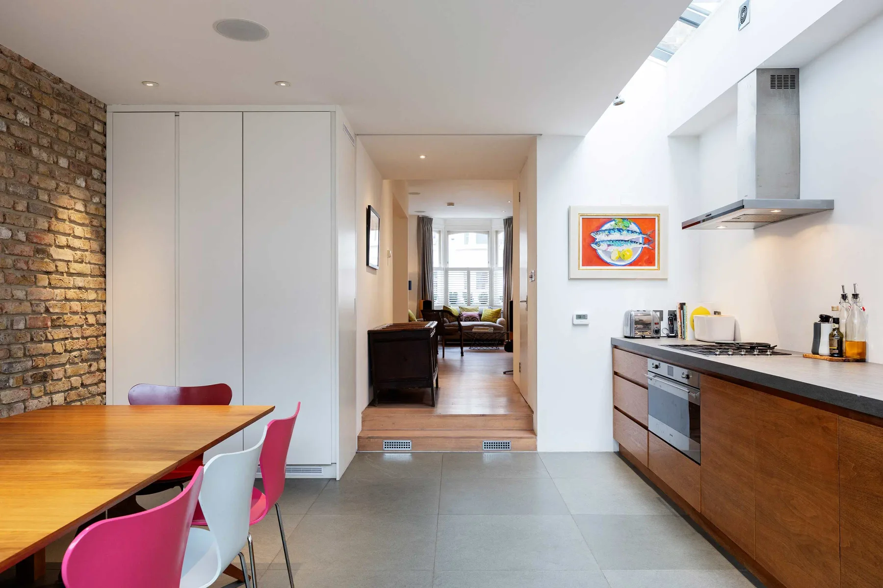 Una cocina y comedor luminosos se abren a una sala de estar.