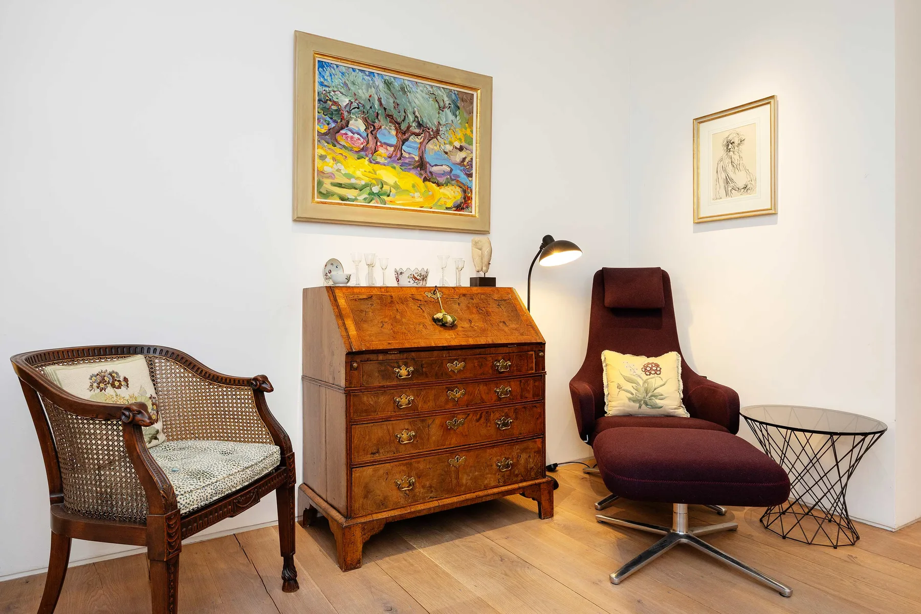 Una habitación amueblada con una cómoda de madera y asientos tapizados.