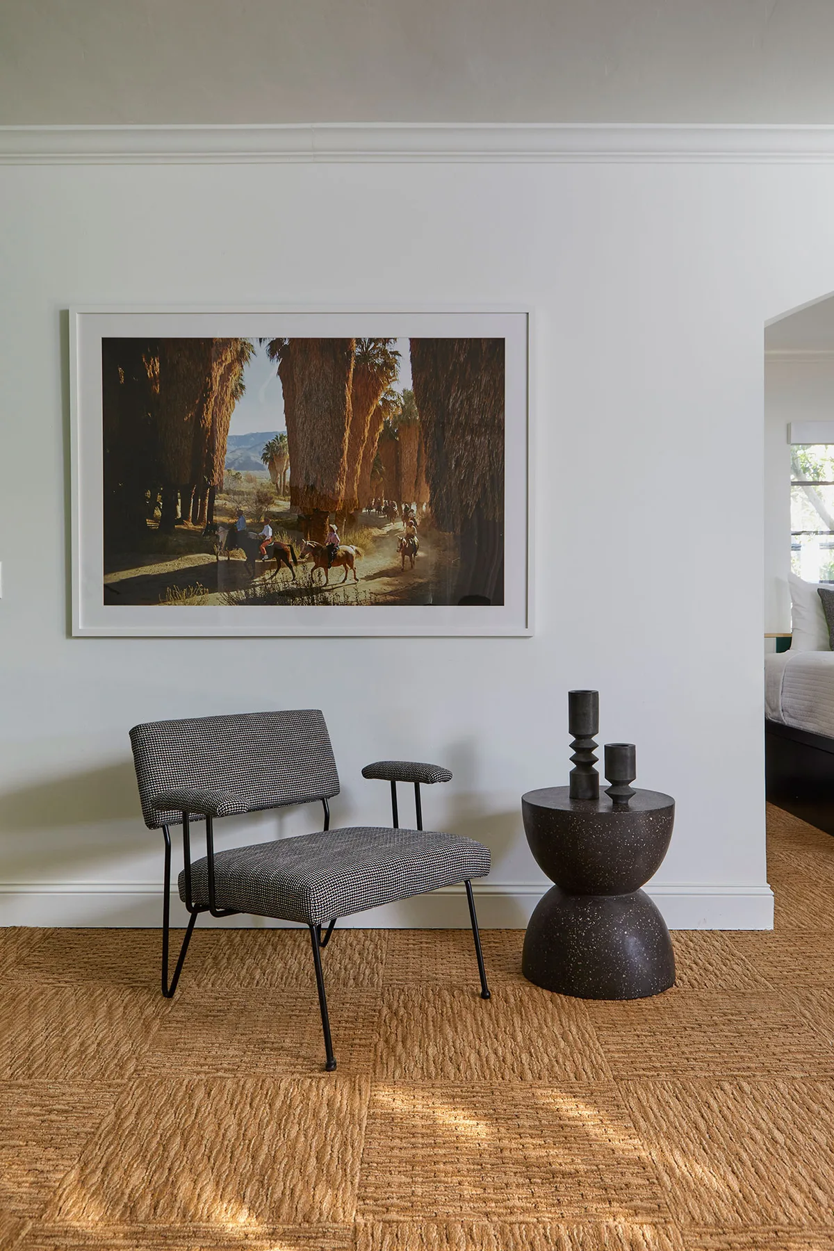 Silla, mesa auxiliar y obra de arte en una suite.