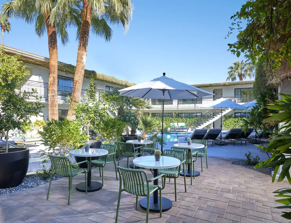 Zona de comedor junto a la piscina.