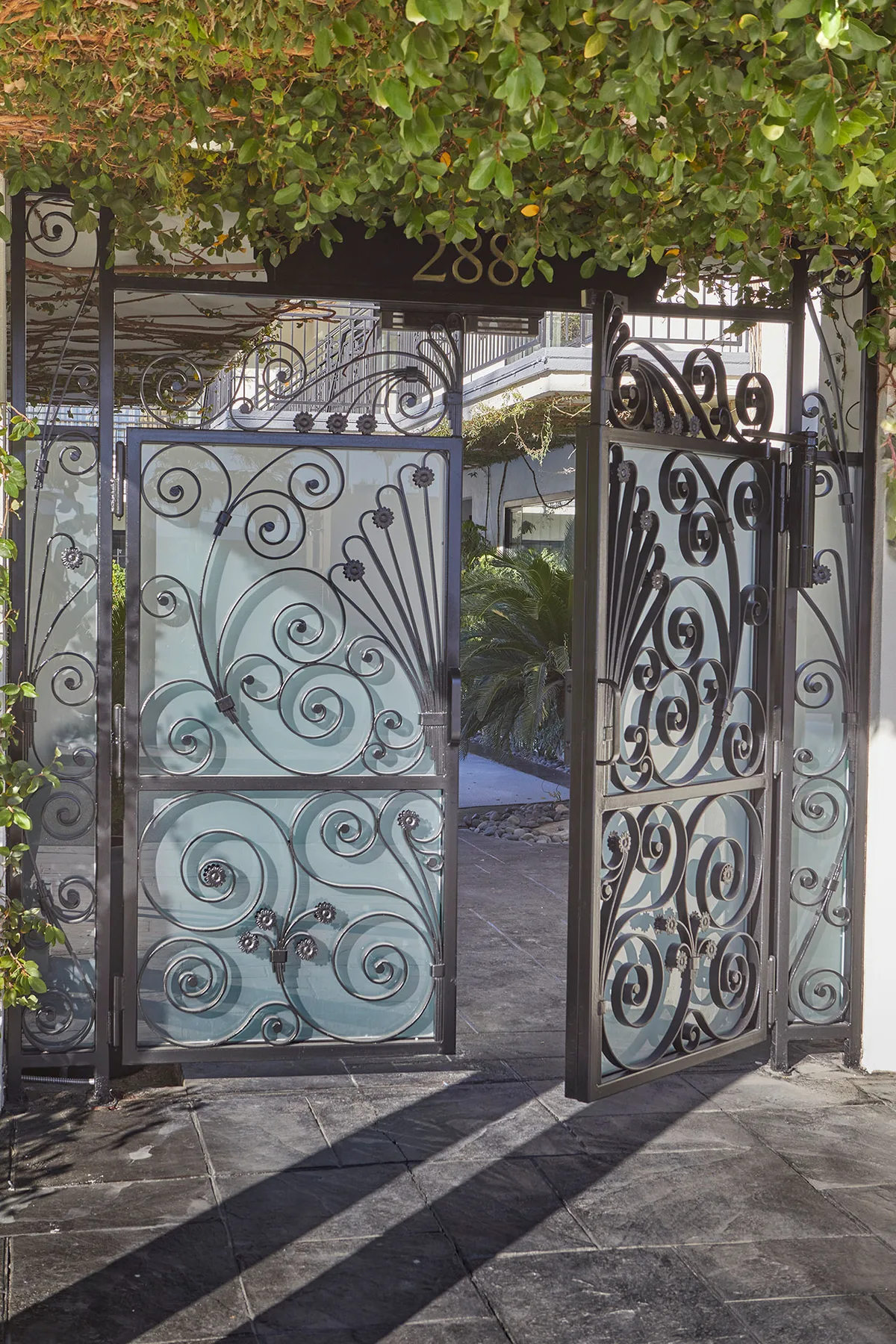 Puertas de entrada al complejo cubiertas de enredaderas.
