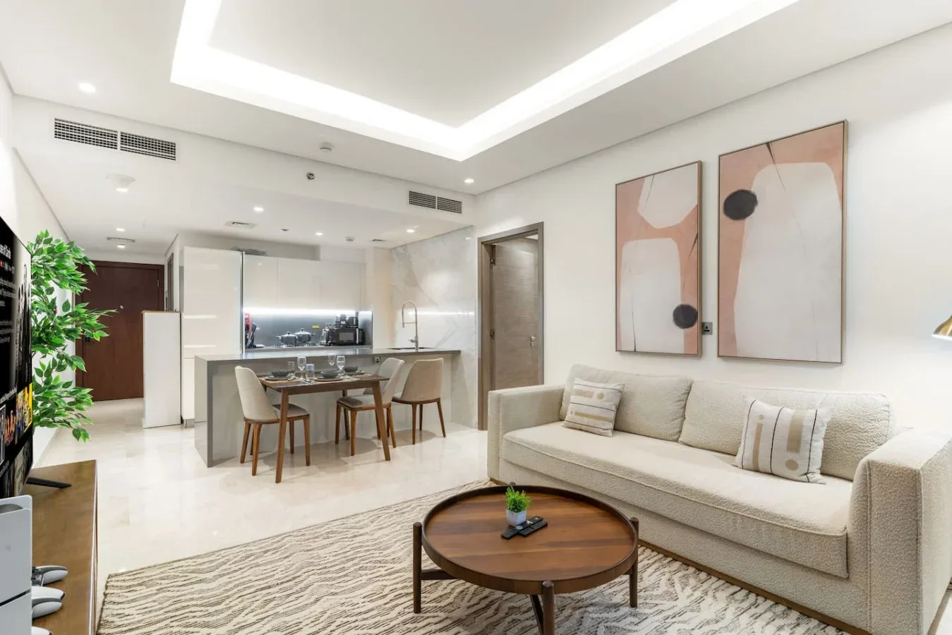 Una sala luminosa con asientos, una mesa de centro y un comedor.