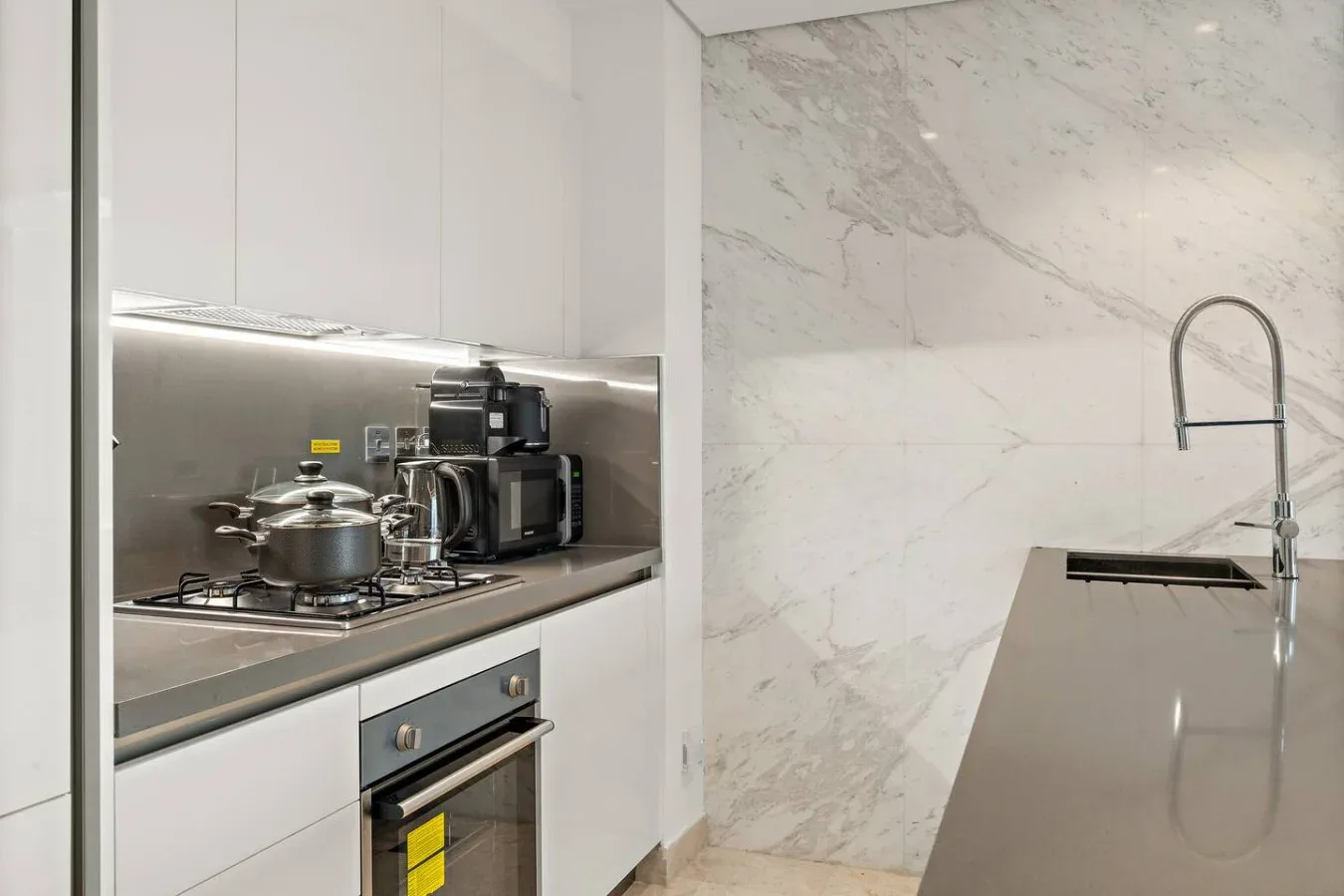 Una cocina moderna con estufa, horno y fregadero.