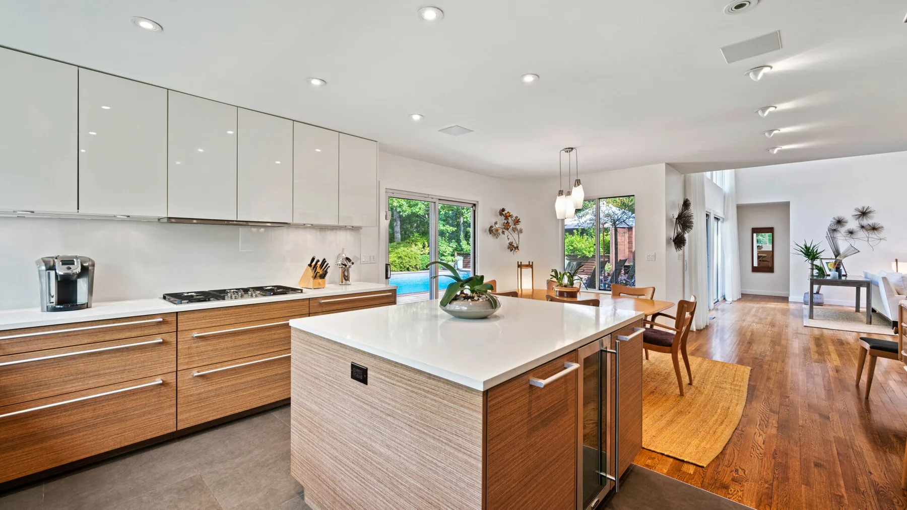 Una cocina luminosa con una isla central y armarios de madera.
