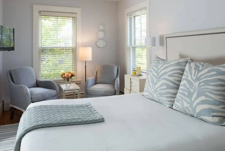 Dormitorio Elizabeth Starbuck con cabecera tapizada en blanco y zona de estar