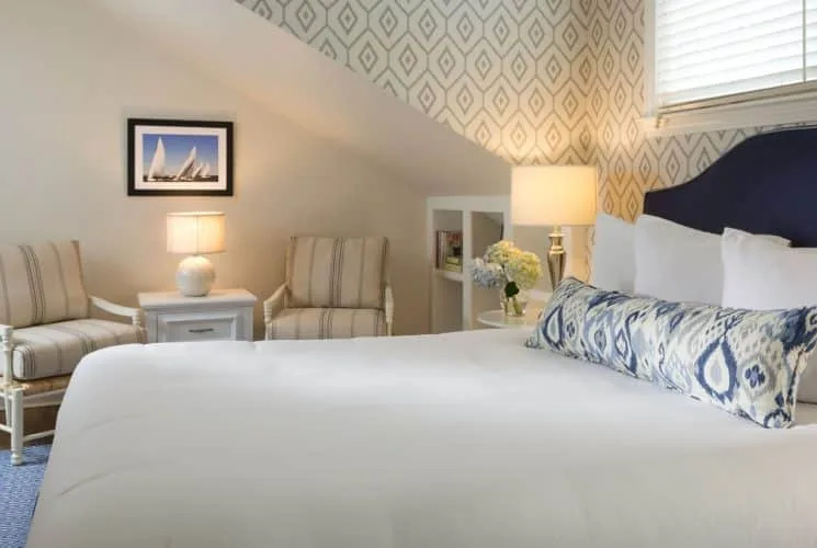 Dormitorio Jonquil con cabecera tapizada en azul marino y zona de estar
