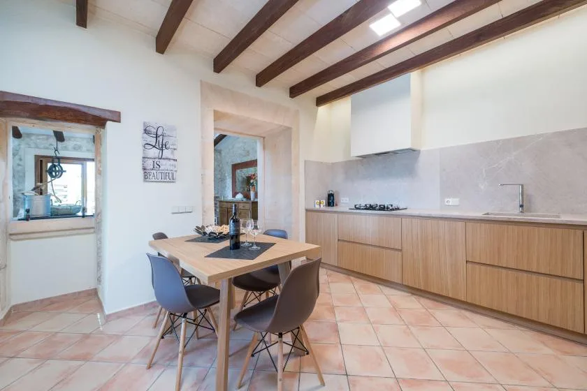 Una cocina y comedor con una mesa junto a la encimera.