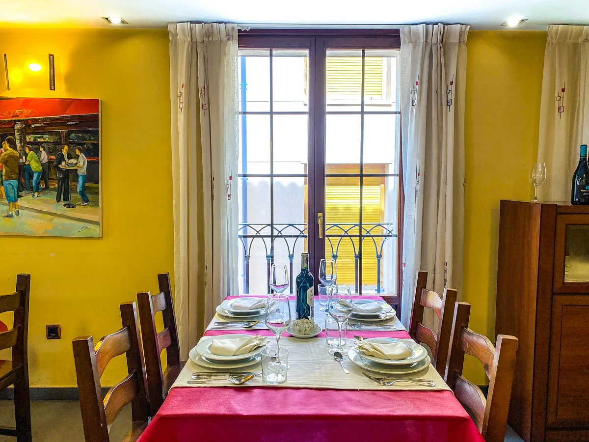Hostal Ainoa restaurant table by a window