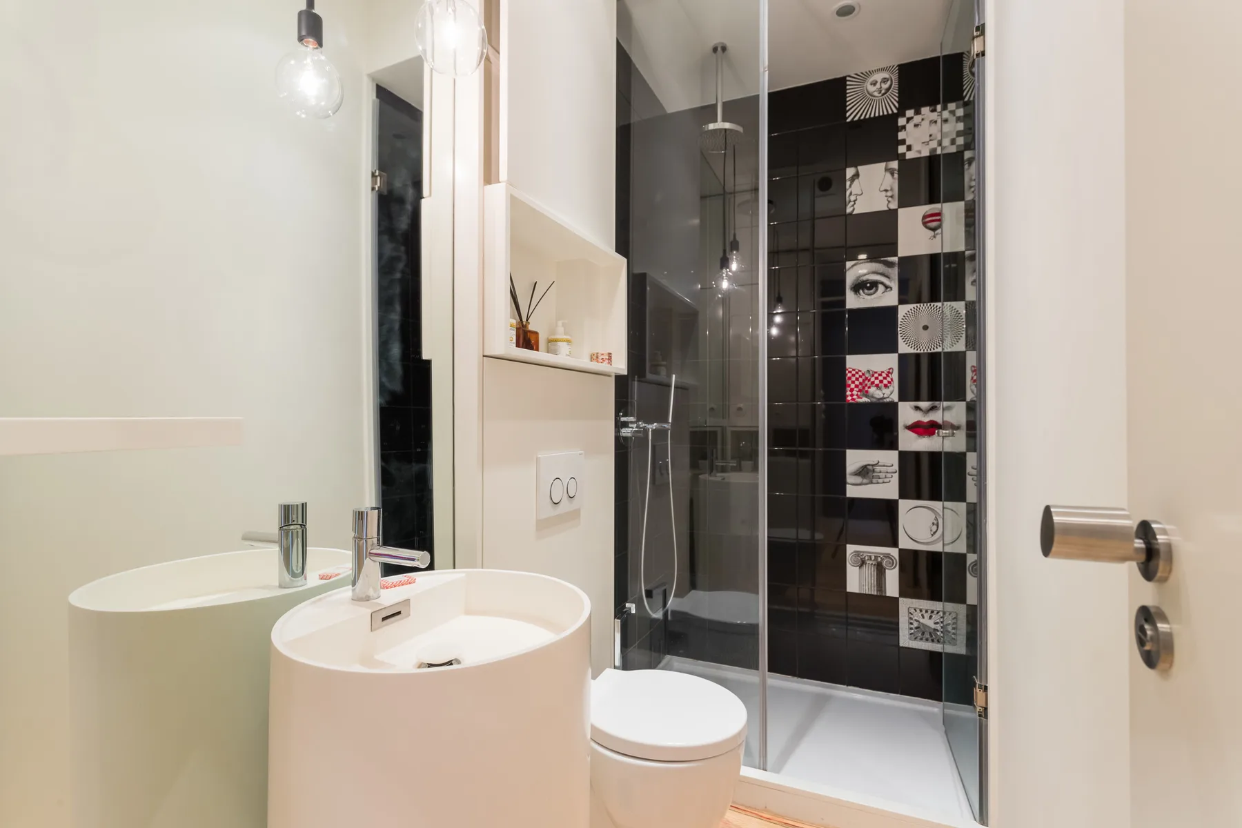 Un baño con lavabo, inodoro y ducha de vidrio.