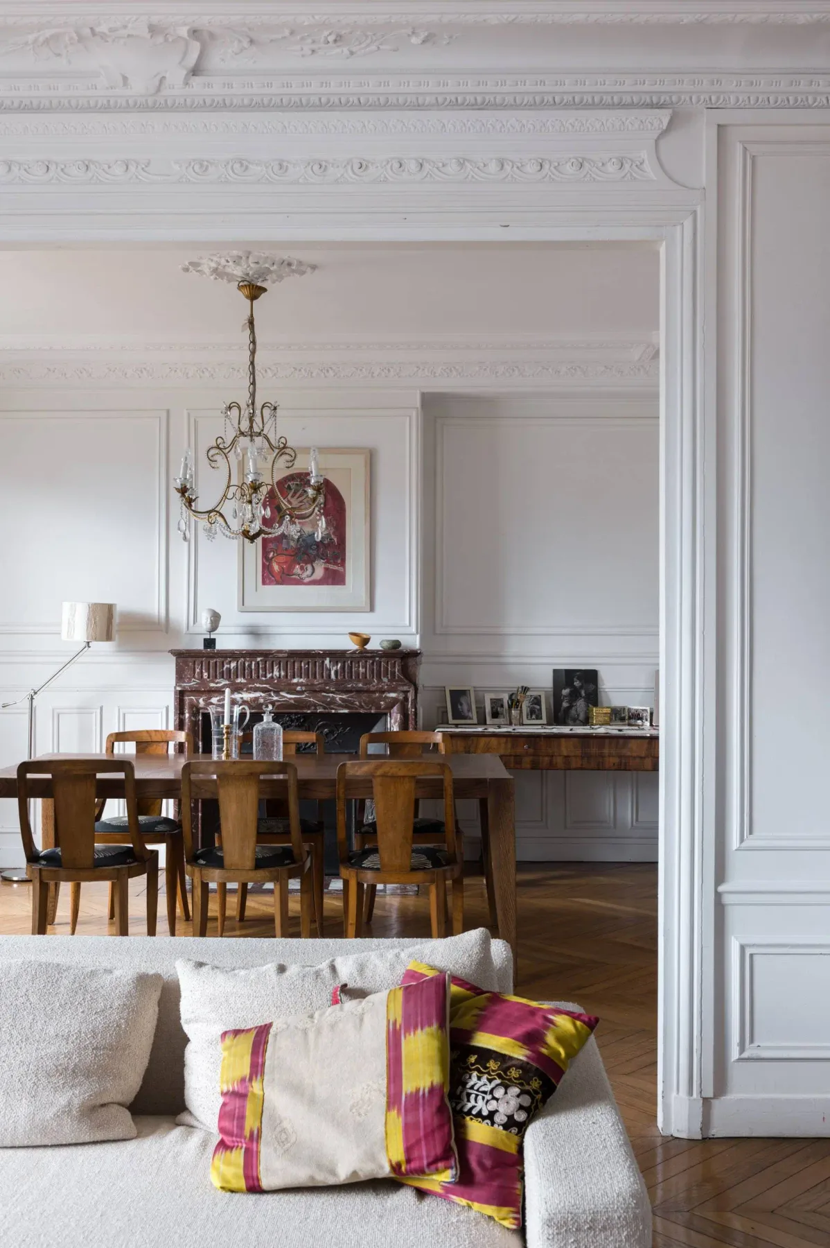 Una sala y comedor formales con una mesa de comedor de madera y asientos.