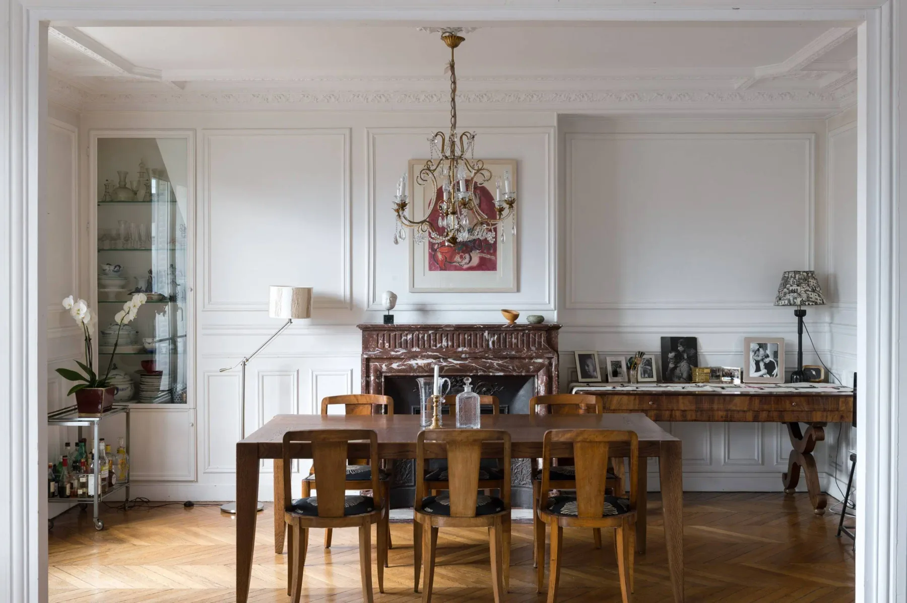 Un comedor formal con una mesa de madera y una chimenea.