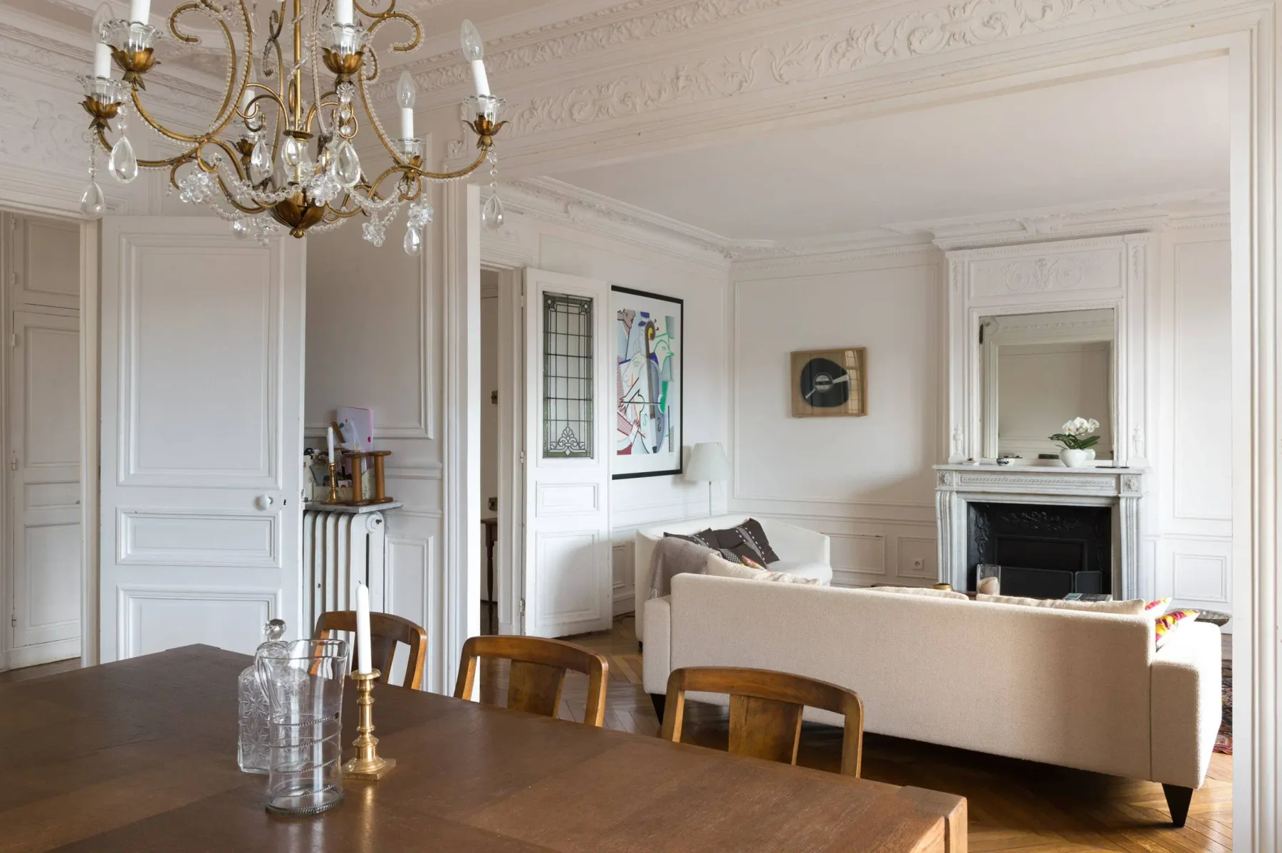 Una sala luminosa con mesa de comedor y asientos junto a una chimenea.