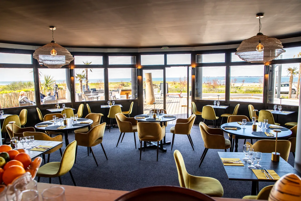 Restaurante en Castel Moor, frente al mar