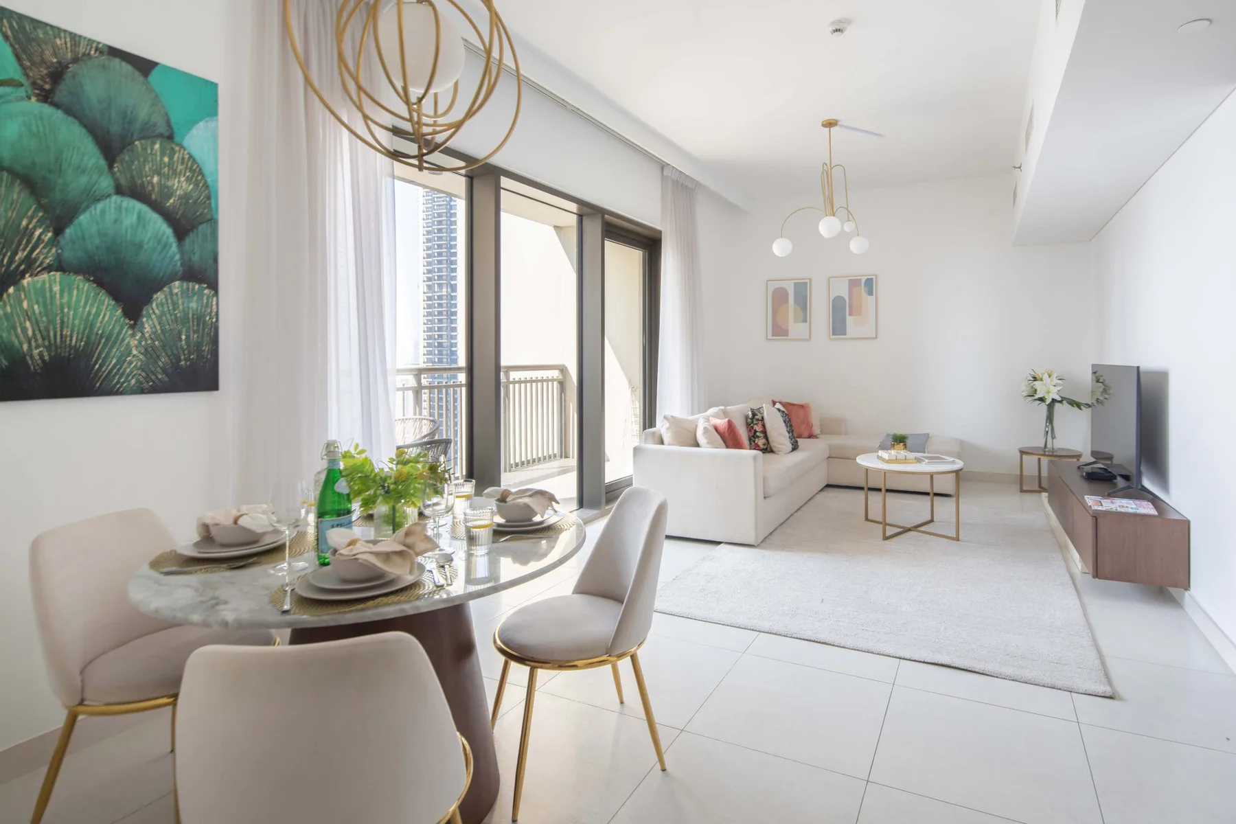Una luminosa sala de estar y comedor con sofá, mesa de comedor y ventanas al balcón.