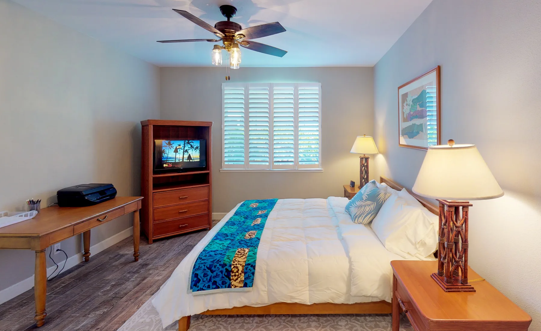 Un dormitorio con una cama, una ventana con persianas y muebles de madera.