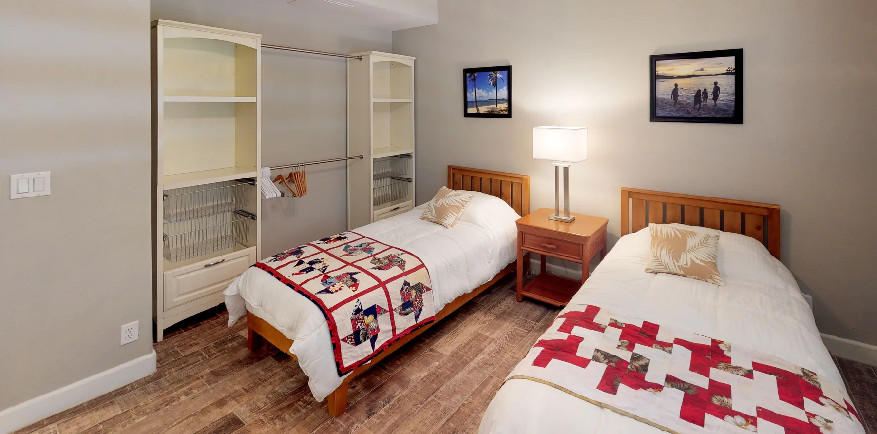 Un dormitorio con dos camas y una mesita entre ellas.