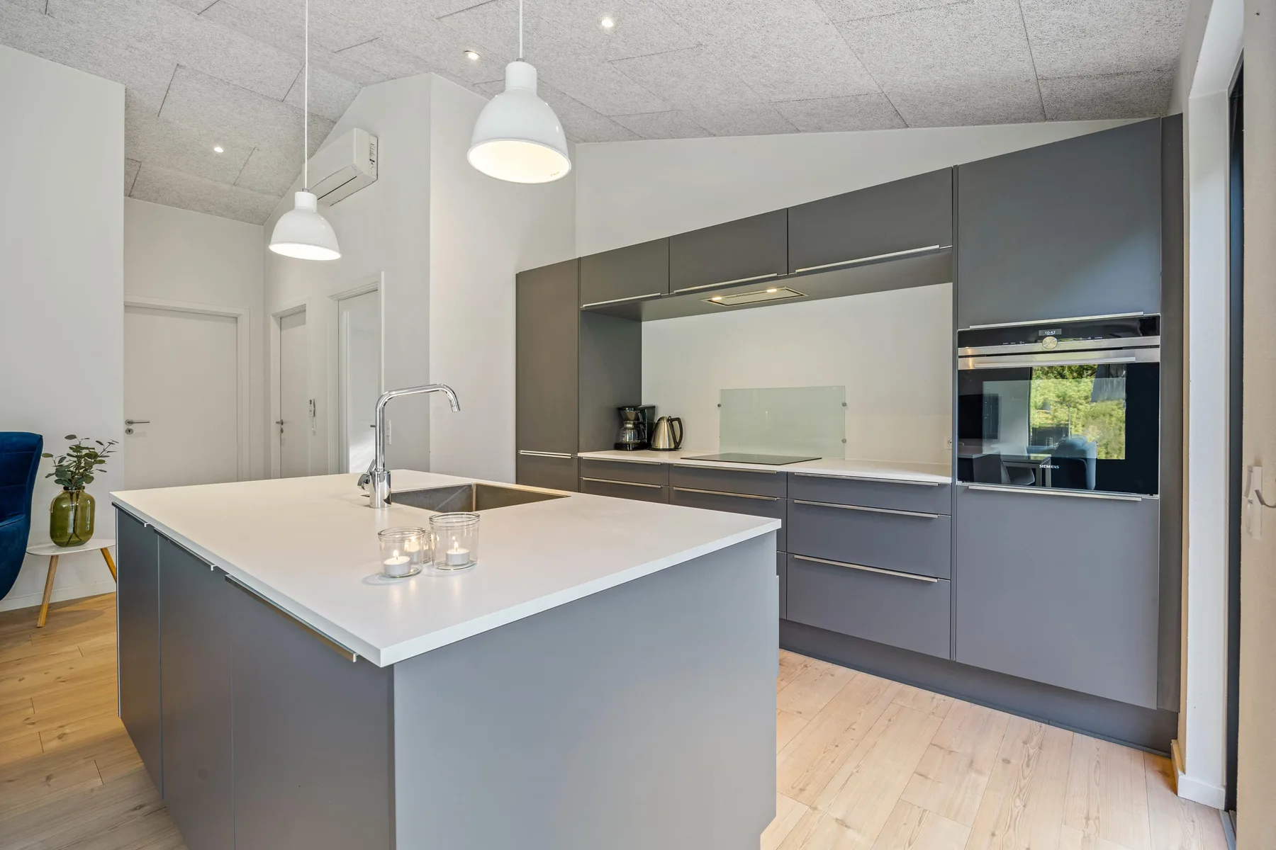 Una cocina moderna con una isla central y electrodomésticos integrados.