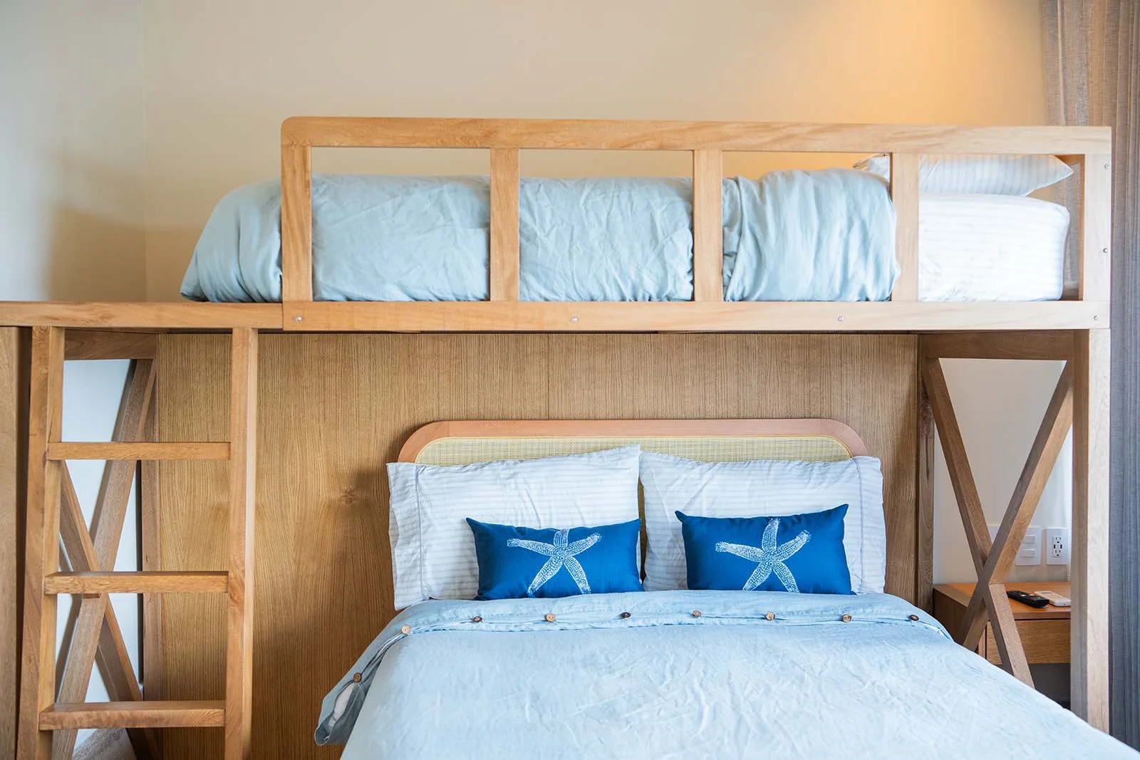 Un dormitorio con una cama debajo de una cama alta de madera.