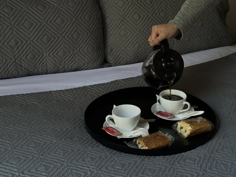 Bandeja de té y café en la habitación
