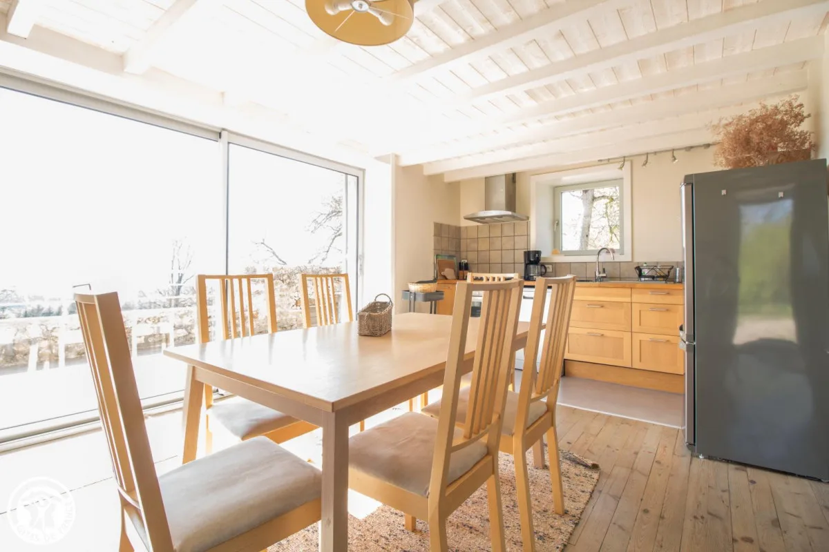 Comedor y cocina abierta en la planta baja