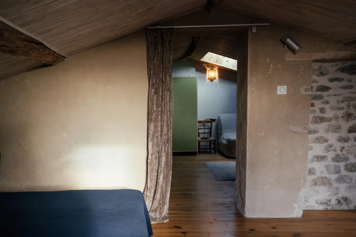 Segunda planta, dormitorio y zona de descanso